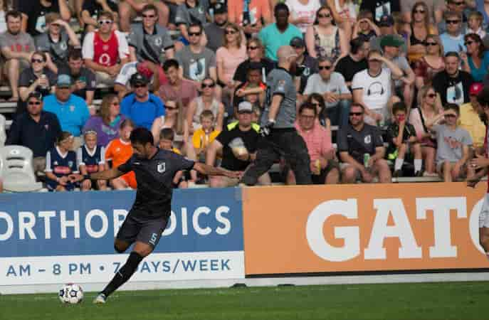 A tres dedos, un espectacular pase de clavado ayuda para el primer gol del MN United 