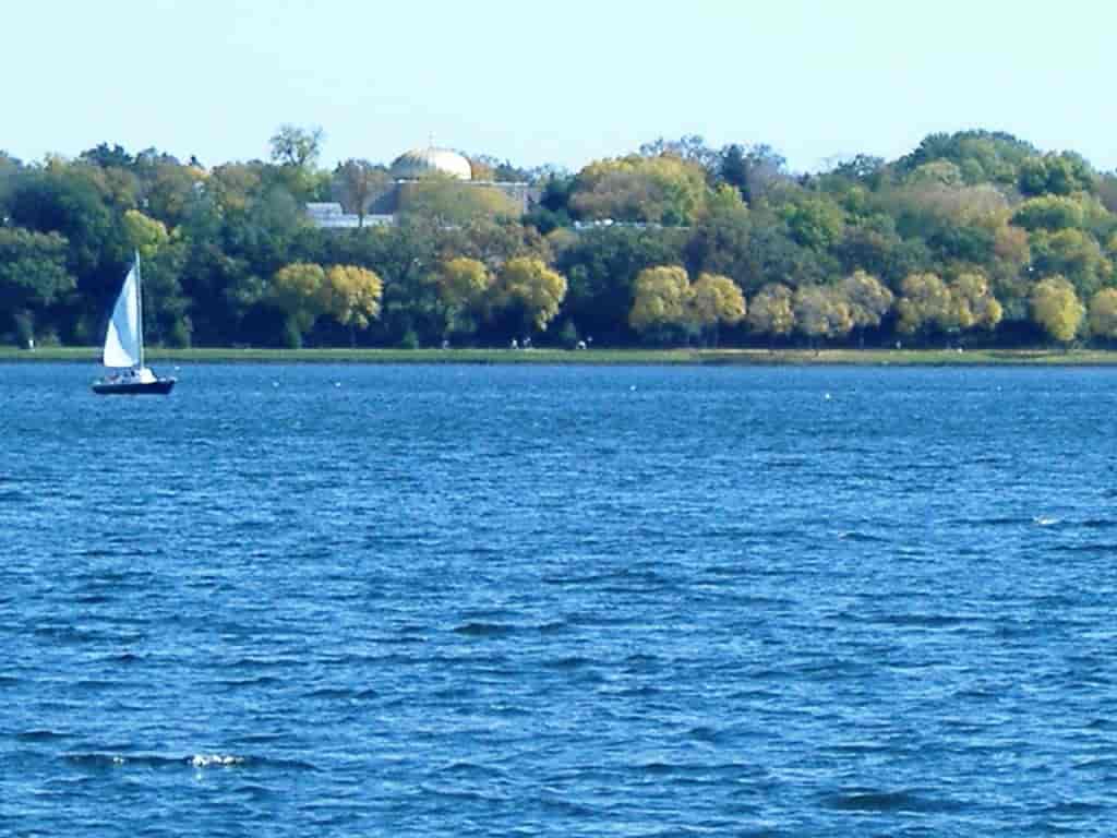 Lake_Calhoun-sailboat-Minneapolis-2006-10-01