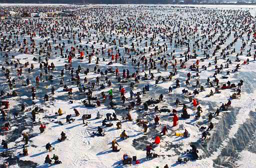 Cada año en Brainerd, MN. Miles de personas se dan cita para un espectacular torneo de pesca en hielo. 