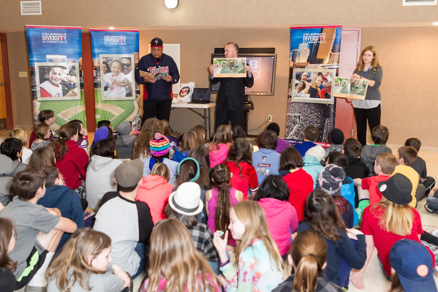 Minnesota Twins visitaron con "Rompiendo Barreras/Leer es Poderoso" el World Learner School 