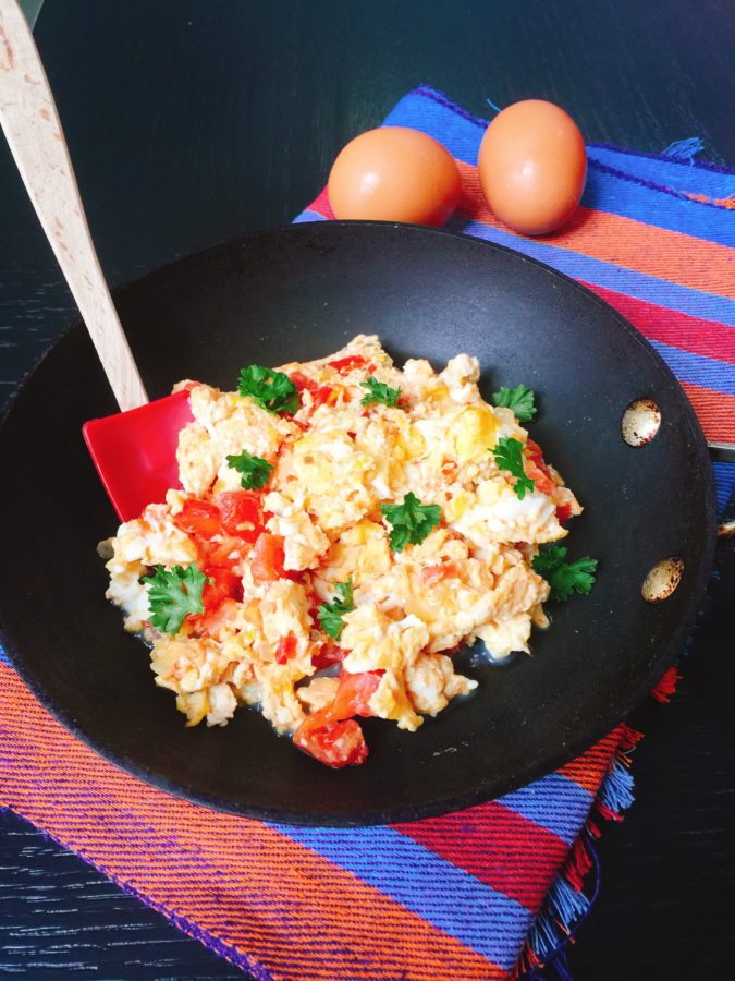 Huevos revueltos con Tomate y Cebolla, por Chef Amalia Moreno