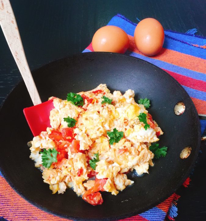 Huevos revueltos con Tomate y Cebolla, por Chef Amalia Moreno