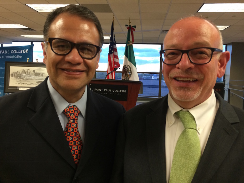 El Sr. Gerardo Guerrero próximamente a ser Consul de Mexico en Saint Paul, junto con el Sr. Alberto Fierro quien ha sido llamado a dirigir la dependencia de Artes y Cultura para la Embajada de México en Washington. 