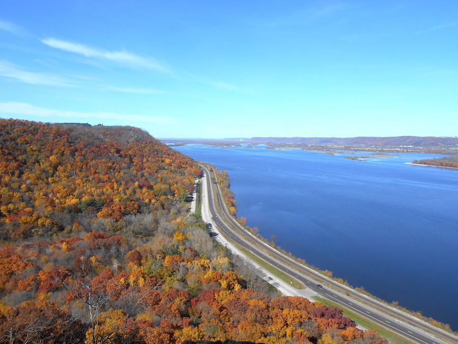 emt-great-river-road-in-fall