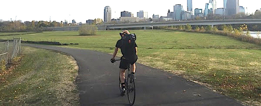 El Mississippi East Bank Trail conecta los ciclistas y peatones entre el puente de la avenida de Plymouth y 1600 bloque de Marshall Street NE 