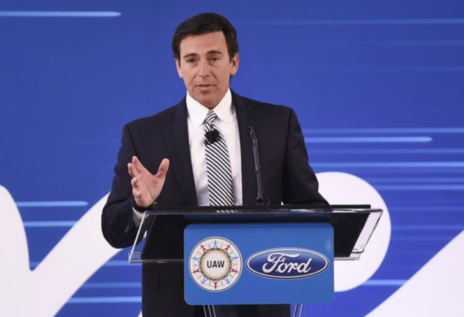 CEO de Ford anuncia cancelación de 