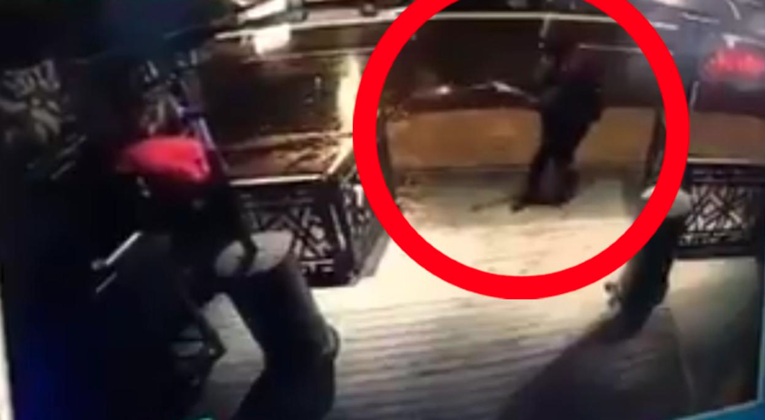 Un terrorista en Turquía, pemnetro a un club nocturno matando a decenas e hiriendo a unas mas. La policía le busca por todo rincón. 