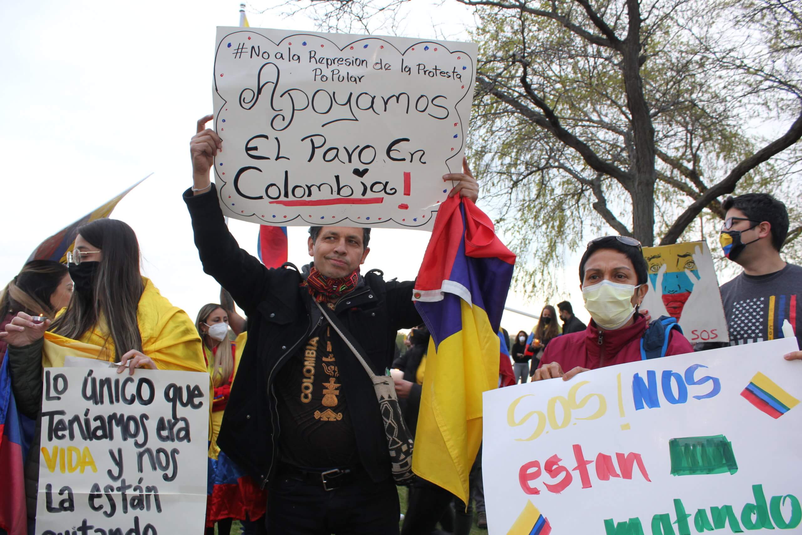 “Estamos hoy aquí para participar en este espacio y muy preocupados por la tragedia humanitaria que vive Colombia. Los hechos del 28 de abril no son los primeros que ocurren en violencia, pero son la gota que rebasó el agua. Una reforma tributaria que pretende imponer la carga tributaria a los pobres, a los trabajadores, a la masa del pueblo colombiano empobrecido. Lo grabe de todo esto es que la reforma monetaria que el gobierno hizo en el 2019 que exoneró a las grandes corporaciones, lo cual no es justo”, Gerardo Cajamarca miembro del sindicato de trabajadores SEIU.