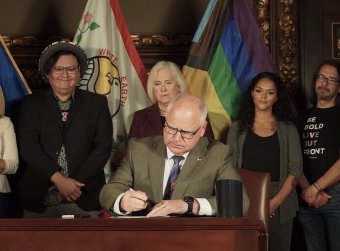 El gobernador Tim Walz firma un proyecto de ley para ampliar el acceso a los bonos de retención de la Guardia Nacional