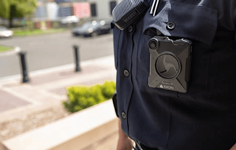 El jefe de policía de Metro Transit renuncia para convertirse en mariscal de EE. UU. Consejo Metropolitano lanza búsqueda nacional (Saint Paul, 6 de mayo de 2022) El jefe de policía de Metro Transit, Eddie Frizell, presentó su renuncia a partir de hoy. El Senado de los Estados Unidos, el 27 de abril, confirmó a Frizell como el próximo Alguacil de los Estados Unidos para el Distrito de Minnesota. El Concejo Metropolitano lanzará una búsqueda nacional para su reemplazo. "Extendemos nuestra más sincera felicitación al jefe Frizell por este nuevo capítulo de su carrera", dijo la administradora regional Mary Bogie. "Lamentamos que se vaya, pero se ha ganado esta oportunidad y no podría estar más feliz por él". El gerente general de Metro Transit, Wes Kooistra, señaló que la confirmación de Frizell sirve como reconocimiento a la dedicación que los hombres y mujeres del MTPD tienen por los pasajeros de la región. “El jefe Frizell demostró consistentemente su compromiso con la vigilancia policial del siglo XXI y con la seguridad de las personas a las que servimos durante los momentos más difíciles”, dijo Kooistra. “Bajo el liderazgo del jefe Frizell, el Departamento de Policía de Metro Transit implementó cámaras corporales, estableció el Centro de información en tiempo real y amplió el Equipo de acción para personas sin hogar reconocido a nivel nacional”. Richard Grates, quien recientemente se desempeñó como Capitán de la división de Patrulla de Metro Transit, ha sido designado como Jefe Interino por el Administrador Regional Bogie. Oficial de policía de segunda generación, Grates se unió al Departamento de Policía de Metro Transit en 2005 y ha trabajado en patrullaje, seguridad en trenes ligeros e investigaciones. Su visión de servicio se basa en la vigilancia comunitaria arraigada en sus días en la coordinación de eventos comunitarios de pesca juvenil y otros esfuerzos al principio de su carrera policial. Durante su permanencia en Metro Transit Police, Grates obtuvo numerosos reconocimientos por su dedicación al deber. Fue seleccionado Oficial de Policía de Tránsito del Metro del Año en 2008 y ha ganado siete Medallas de elogio, un Premio al Mérito del Jefe y un Premio a la Excelencia del Jefe de Policía de St. Paul. Grates completó la Academia de Liderazgo de Jefes de MN, el programa Líderes en Organizaciones Policiales patrocinado por la Asociación Internacional de Jefes de Policía y la Escuela de Personal y Comando de Policía en la Universidad Northwestern. “Me complace que el capitán Grates haya aceptado asumir el papel de jefe interino”, dijo el administrador regional Bogie. “A través de su liderazgo, experiencia, capacitación y dedicación comprobada para mejorar la seguridad del tránsito, está bien preparado para liderar el Departamento de Policía de Tránsito de Metro a medida que comenzamos el proceso de búsqueda para ocupar este puesto crítico de manera permanente”. Los funcionarios del consejo dicen que la agencia lanzará una búsqueda nacional para el próximo Jefe del Departamento de Policía de Metro Transit, enfocándose en candidatos que aporten un enfoque innovador y centrado en las personas para la seguridad pública, basado en las necesidades de los empleados, los clientes y la comunidad. Las prioridades para el próximo jefe incluyen reclutar y retener personal a medida que se expanden el servicio de tránsito y la cantidad de pasajeros, así como implementar el Plan de acción de seguridad y protección de Metro Transit, que el Consejo espera adoptar en el verano de 2022.