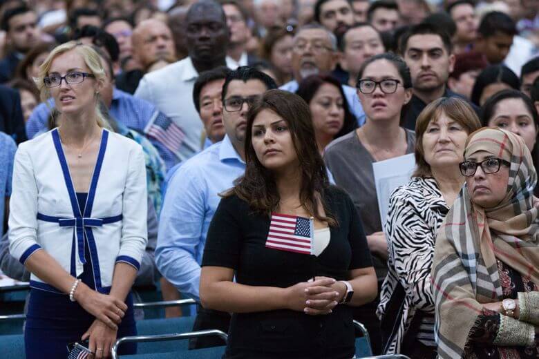 Inmigrantes latinos tienen menos probabilidades de obtener ciudadanía de EEUU