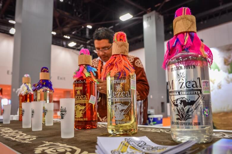 Mexicano construye en EEUU exitosa empresa de mezcal con conciencia cultural