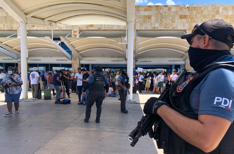 Caos y confusión en el aeropuerto de Cancún tras supuestas detonaciones