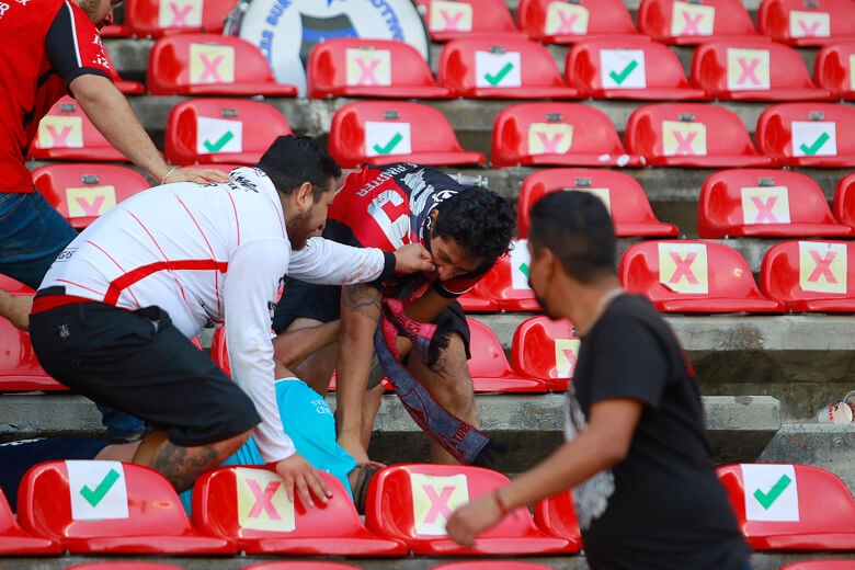 Una espiral de violencia entre aficionados lastima al fútbol mexicano