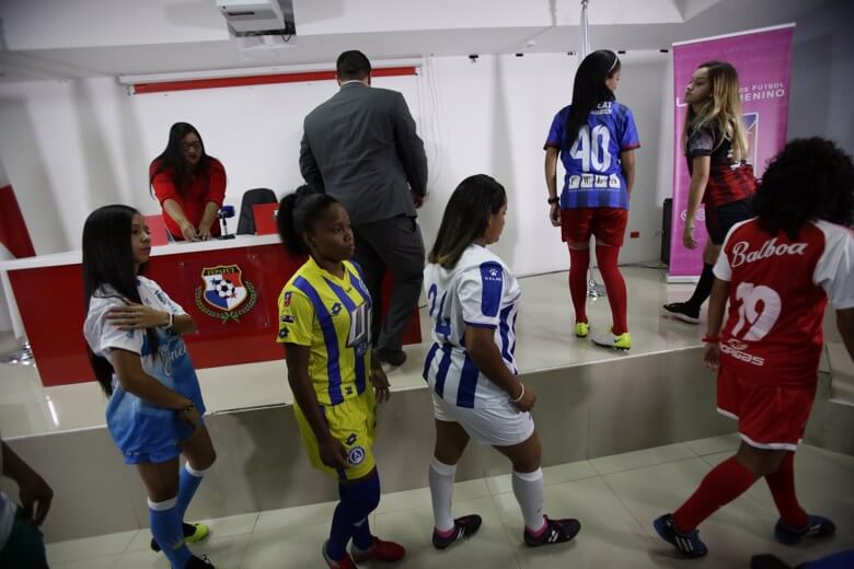 Lanzan mofas racistas a jugadoras afroamericanas y latinas en partido escolar