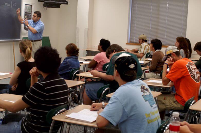 Pandemia impactó más a los latinos en sus planes universitarios, según UCLA