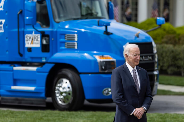 Biden anima a más mujeres y latinos a convertirse en camioneros