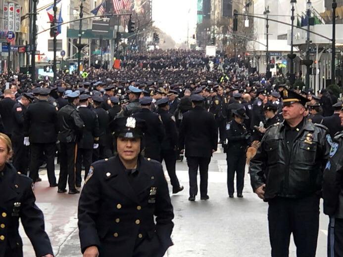 Mayoría de latinos desconfían de la policía, según sondeo de Mijente